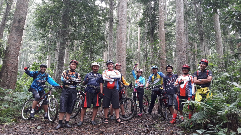 Exploring the mountain bike path by BTC (Bike To Campus) Community of IPB Dramaga and Pedalss Community of Jakarta
