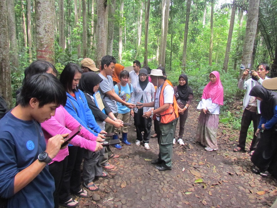 Field trip of Students of Tropical Silviculture Postgraduate Program, Faculty of Forestry, IPB