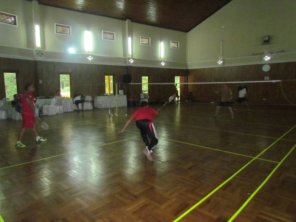 Badminton Goes to Walat oleh Tim Jogloers Komplek IPB 2 Bogor