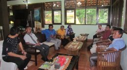 Studi Banding Pengelolaan Hutan oleh Masyarakat Adat Desa Kototibun & Bappeda Kab. Kampar Riau